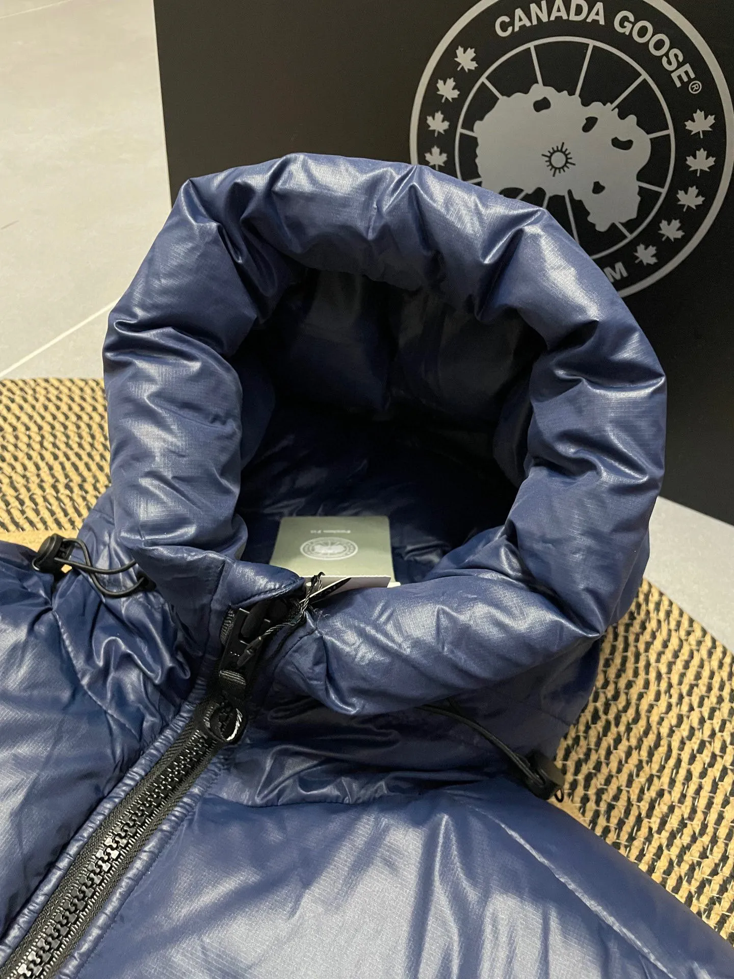 P780 Blue Red Label Top Version 𝘾𝘼𝙉𝘼𝘿𝘼 𝙂𝙊𝙊𝙎𝙀/Canada Goose 2023 Limited New Crofton Puff Down Jacket Pure Guangzhou Inspection 95 White Duck Down Filling‼  Top version, ceiling level‼ Crofton soft bread, the latest style in 2023, has a cold protection effect of up to level 4. It is made of recycled Feather-Light tear-resistant fabric. It is ultra-light and has no weight on the upper body at all! The unique black label highlights your temperament‼  Canada Goose, a Canadian brand, has always been recognized as the warmest down jacket. Various Instagram celebrities, Internet celebrities, and celebrities often wear it for street photos. I do Canada Goose every year, but I still can’t get rid of my love for geese. No matter how cold the winter is, there is no need to be afraid, because there are geese! Filled with 80% white duck down, Canada Goose is the legendary warmest down jacket and is known as a must-have for Arctic outdoor sports! The most popular down jacket in the world, celebrities are rushing to buy it, it is a must-have! Same style for men and women Size: S-XXL